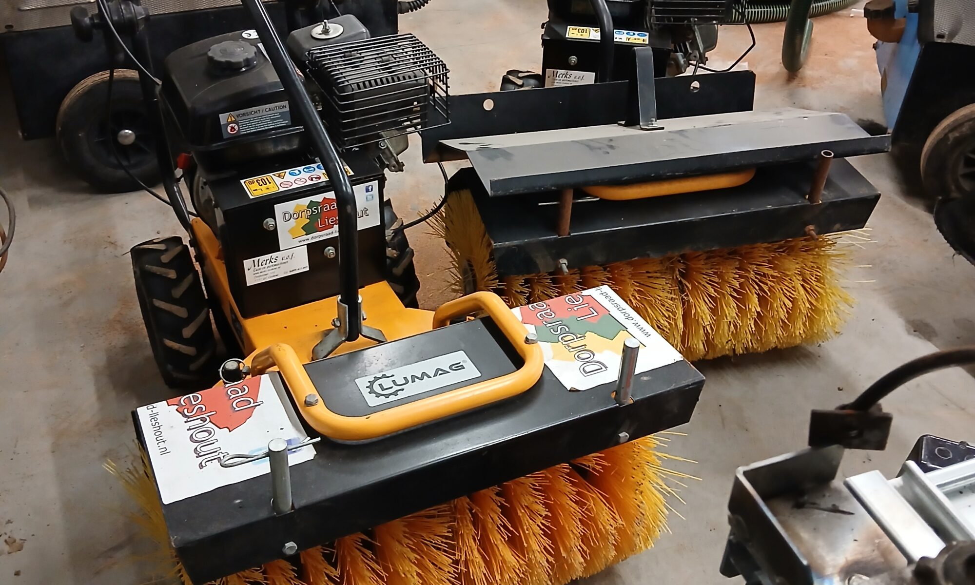 De veegmachines van de Sneeuwruimploeg worden netjes onderhouden door de fa. Merks en “staan altijd klaar voor gebruik”.