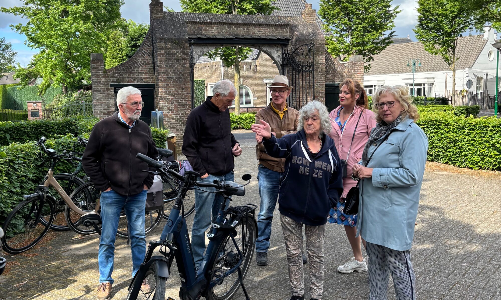 Henny Bevers (midden, wijzend) heeft burgemeester Lianne van der Aa enthousiast geïnformeerd over het rijke verleden van Lieshout