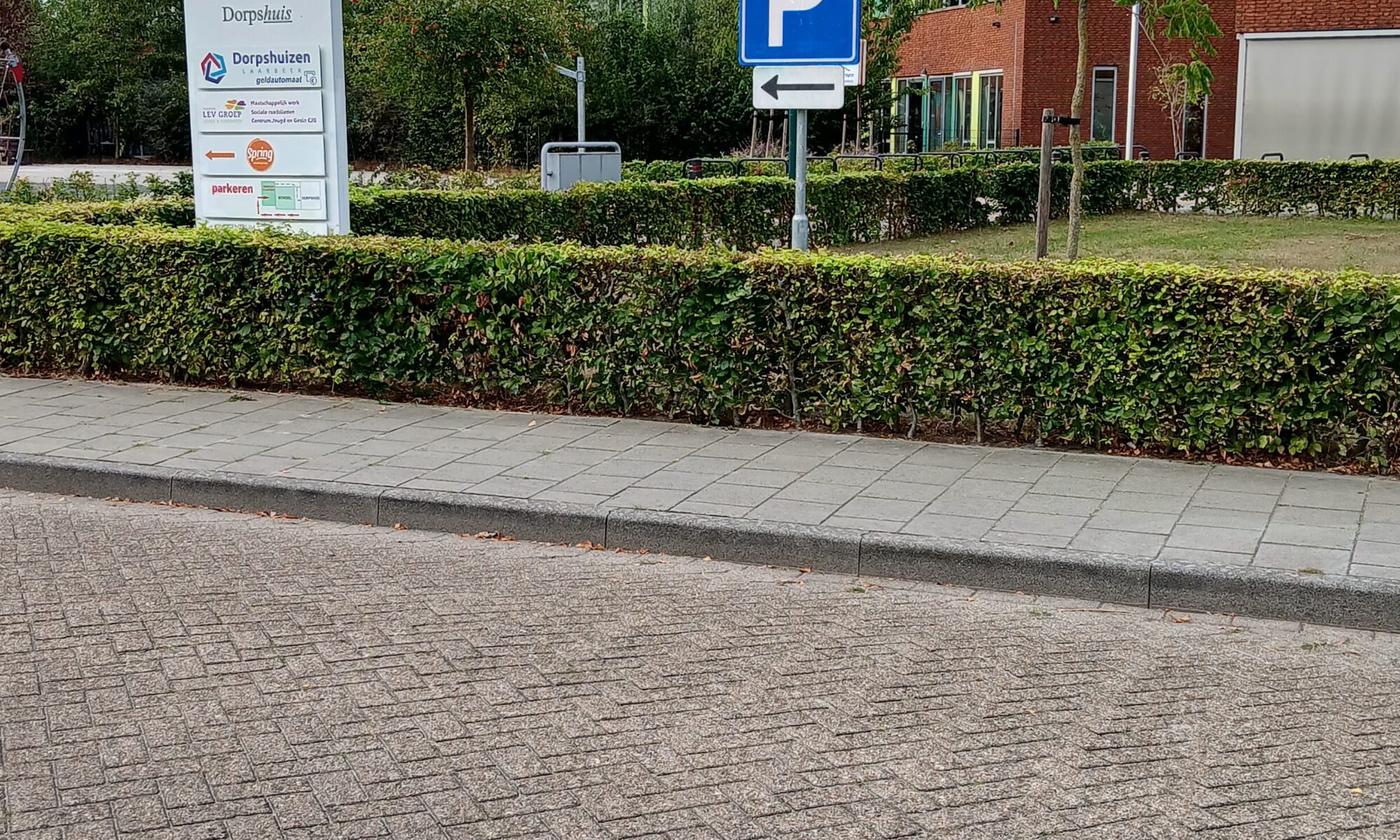 Nieuwe verkeersborden bij het Dorpshuis moeten de situatie ter plekke verder verduidelijken.
