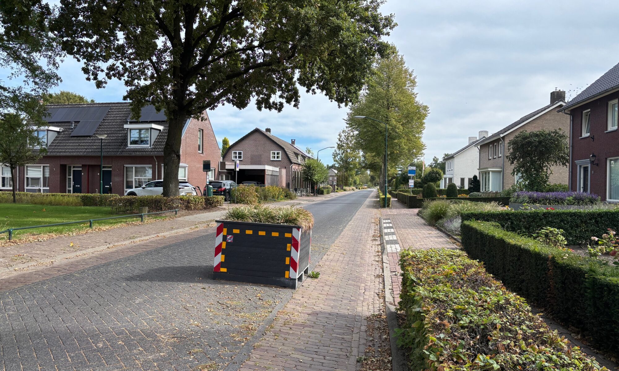 De Dorpsraad wil -in ieder geval- de bloembak bij de Servaasstraat wat meer richting Revershof verplaatsen.