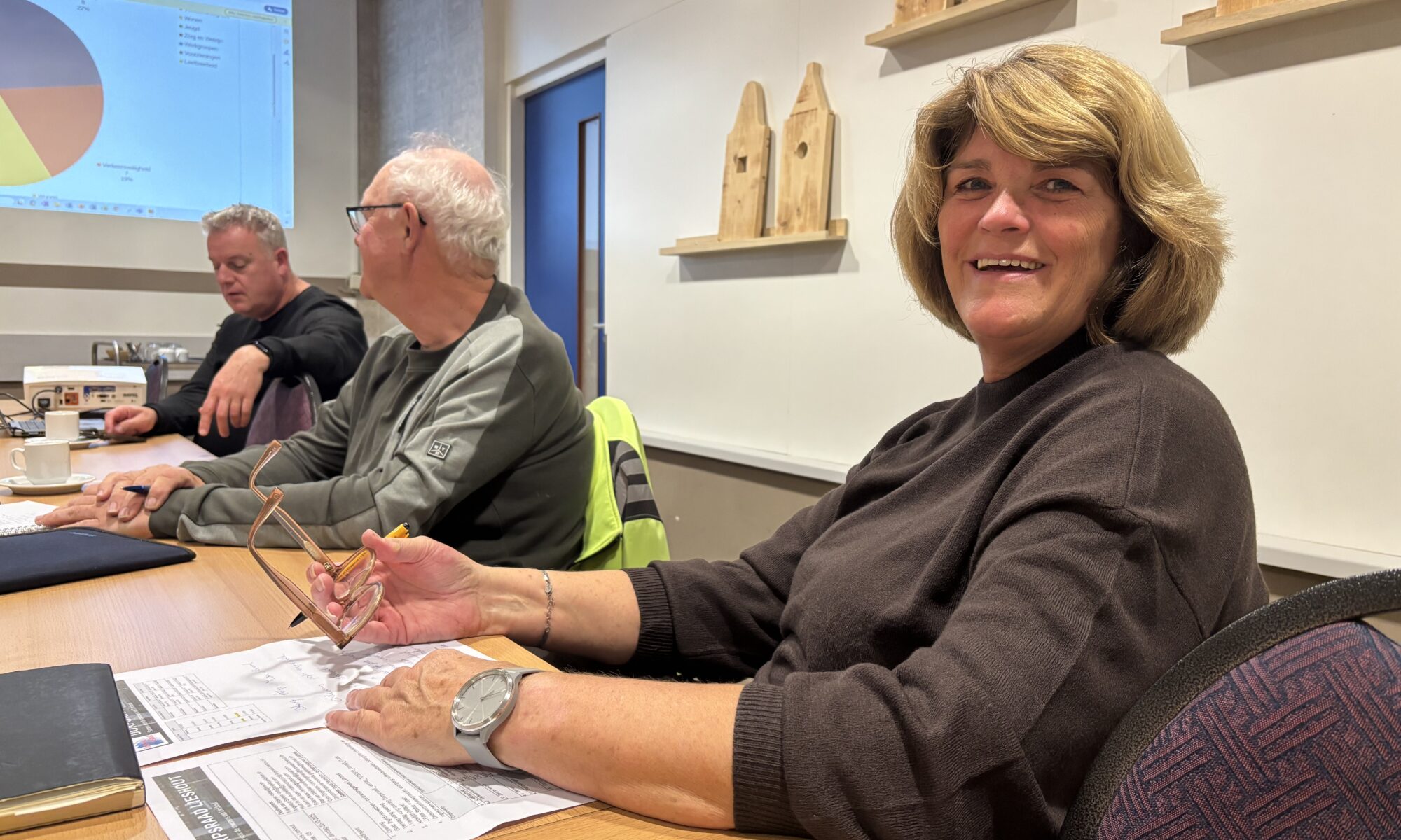 Centramanager Ingrid Heusschen (rechts) was te gast bij de zes-wekelijkse vergadering van de Lieshoutse Dorpsraad.