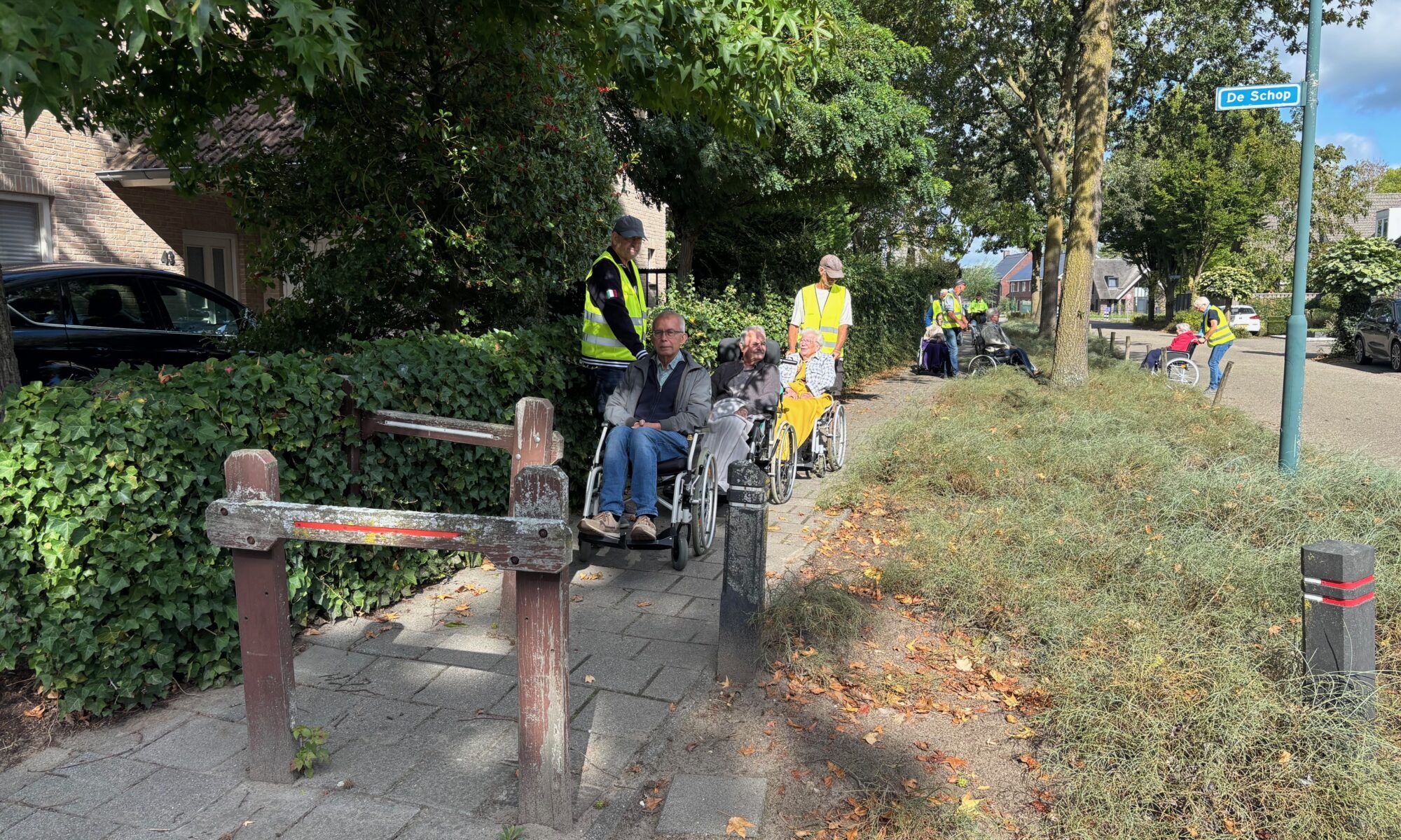 Op de hoek van de Ploeg en de Schop staat een houten hekwerk dat voor rolstoelers écht onmogelijk te passeren is. Ook dit is opgenomen in de rapportage.