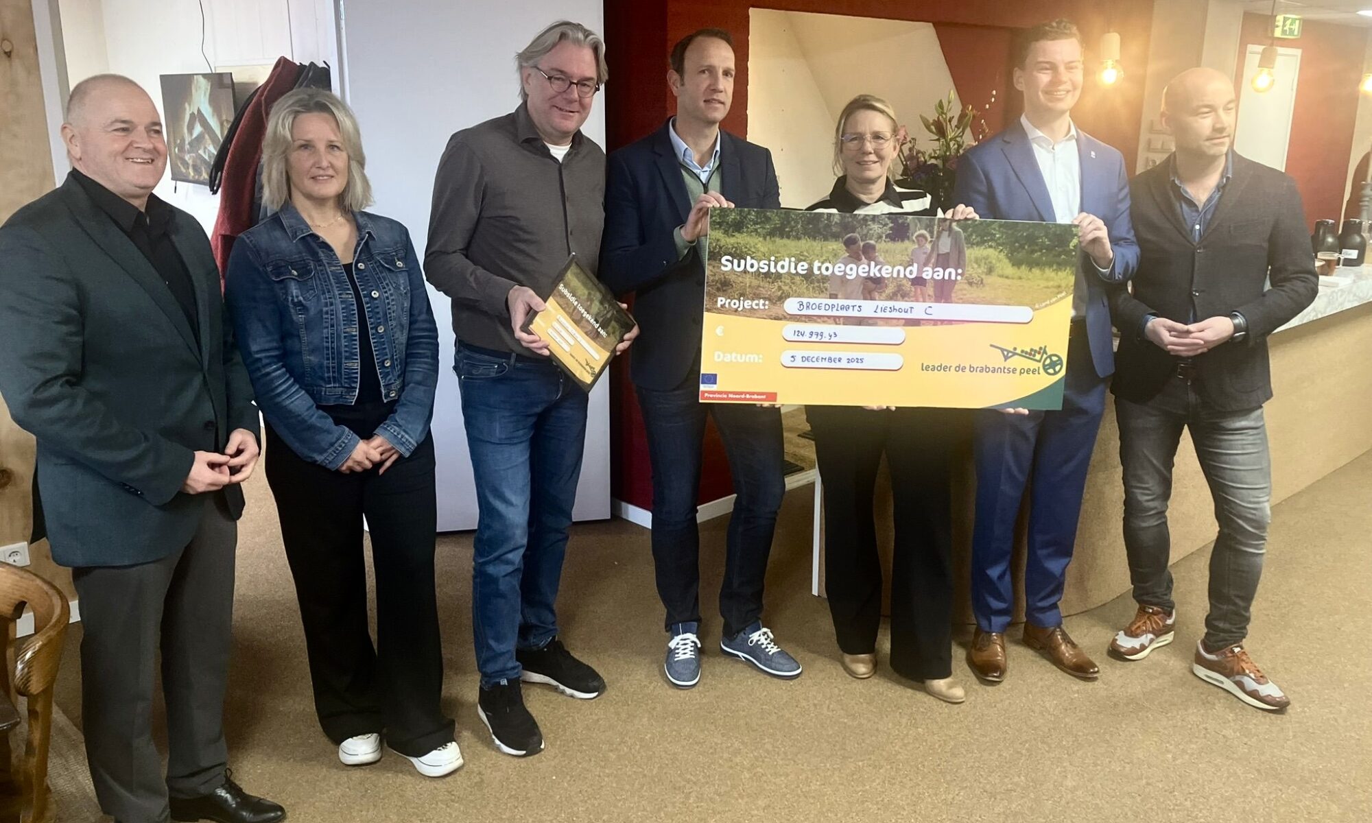 Frank van Elderen heeft -als voorzitter van de Dorpsraad- Twan van Bommel hartelijk gefeliciteerd met het binnenhalen van een forse subsidie.