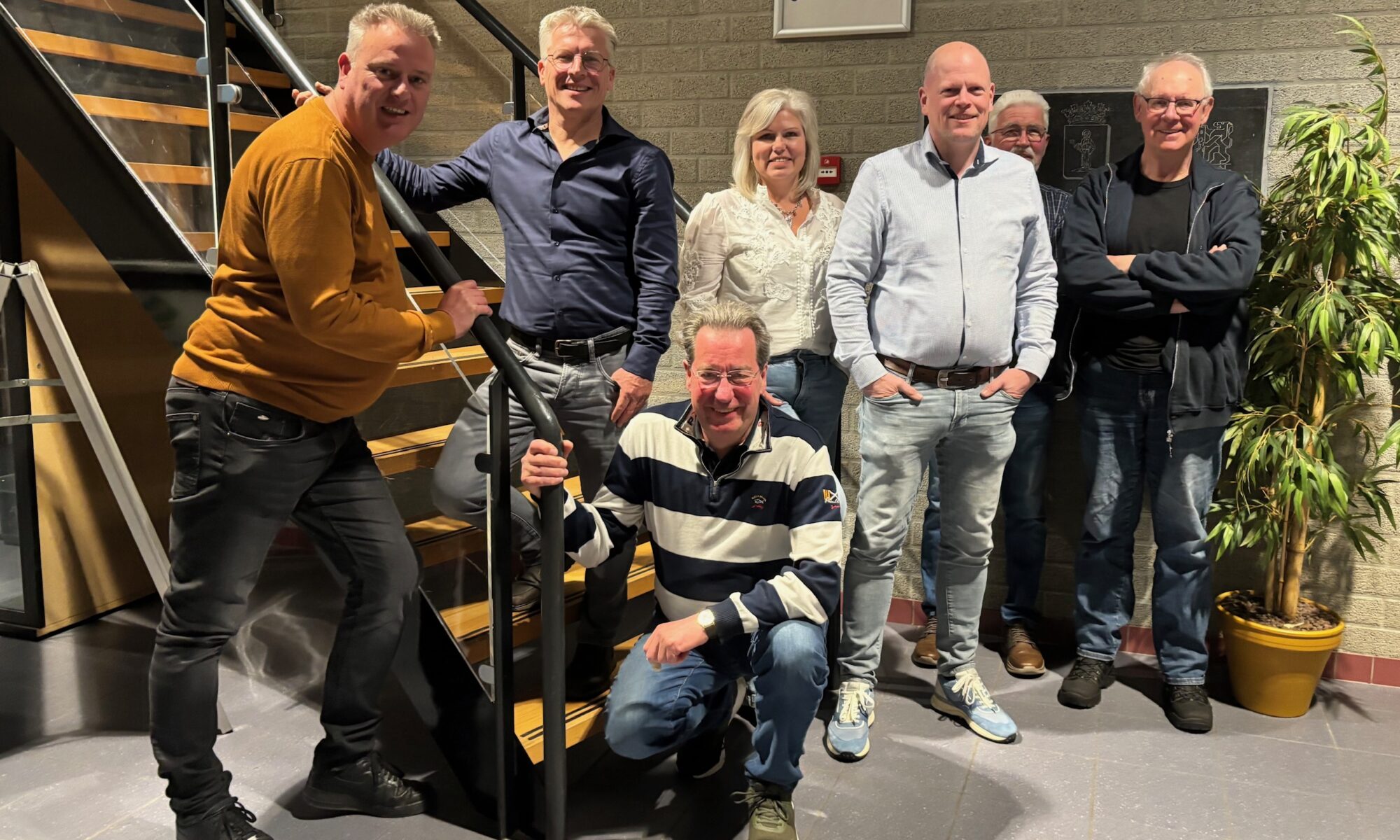 De huidige Lieshoutse Dorpsraad met links scheidend voorzitter Frank van Elderen.