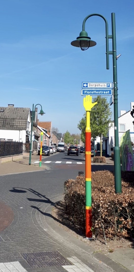 De verkeerswerkgroep van de Dorpsraad Lieshout zorgt er ook voor dat oversteekplaatsen wat extra op vallen door het plaatsen van “attentiepalen”.