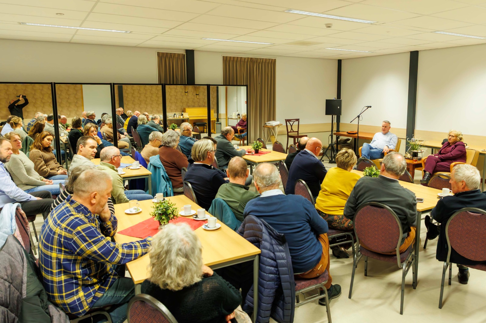 Voorzitter Frank van Elderen in gesprek met burgemeester Lianne van der Aa