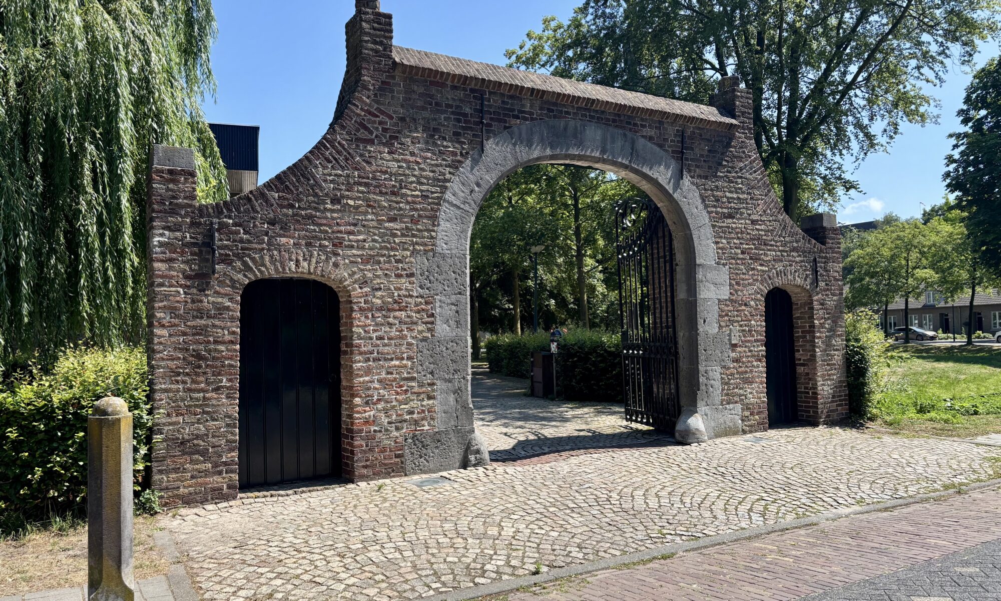 Een van de historische plekken is natuurlijk de “Poort van Binderen” die van Helmond naar Lieshout is verplaatst. Luister in de app maar eens waarom ….