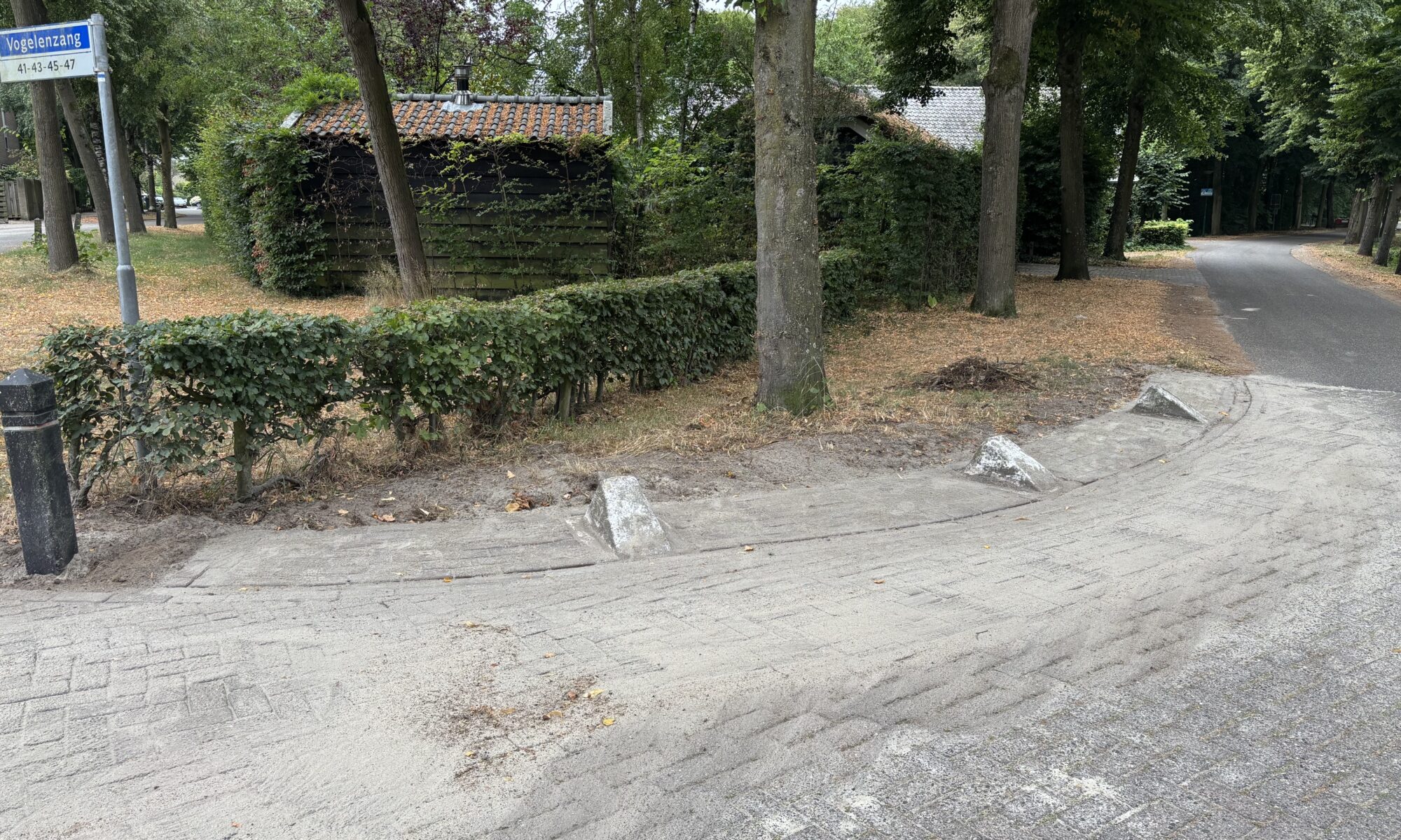 Op- en aanmerkingen op de openbare ruimte kunnen eenvoudig bij de gemeente gemeld worden. Hulp nodig? De Dorpsraad helpt u graag naar het juiste loket.