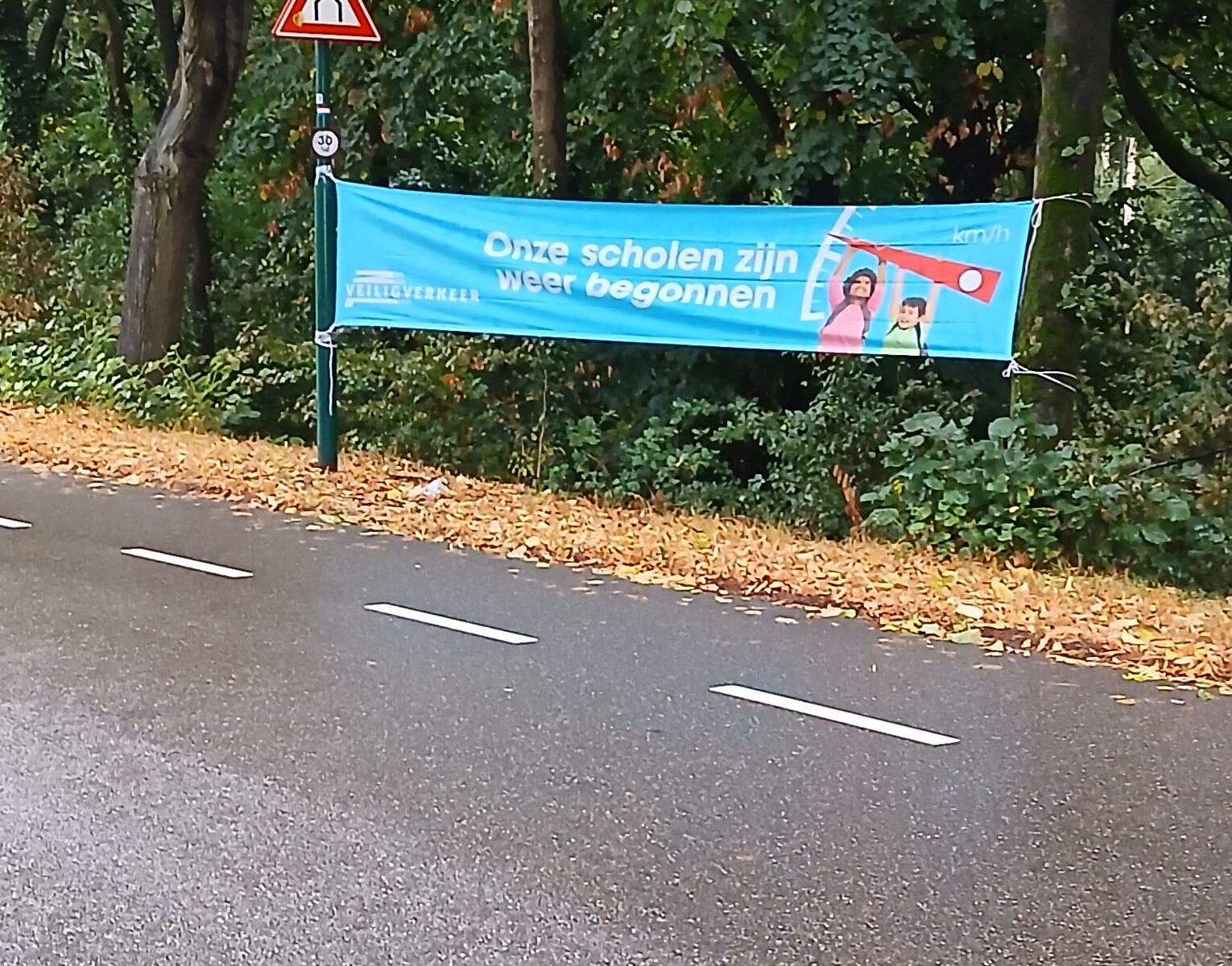 : Bij alle wegen die dorp in leiden heeft de verkeerscommissie van de Dorpsraad Lieshout opvallende spandoeken geplaats; Houd de komende weken wat extra rekening met fietsende scholieren.