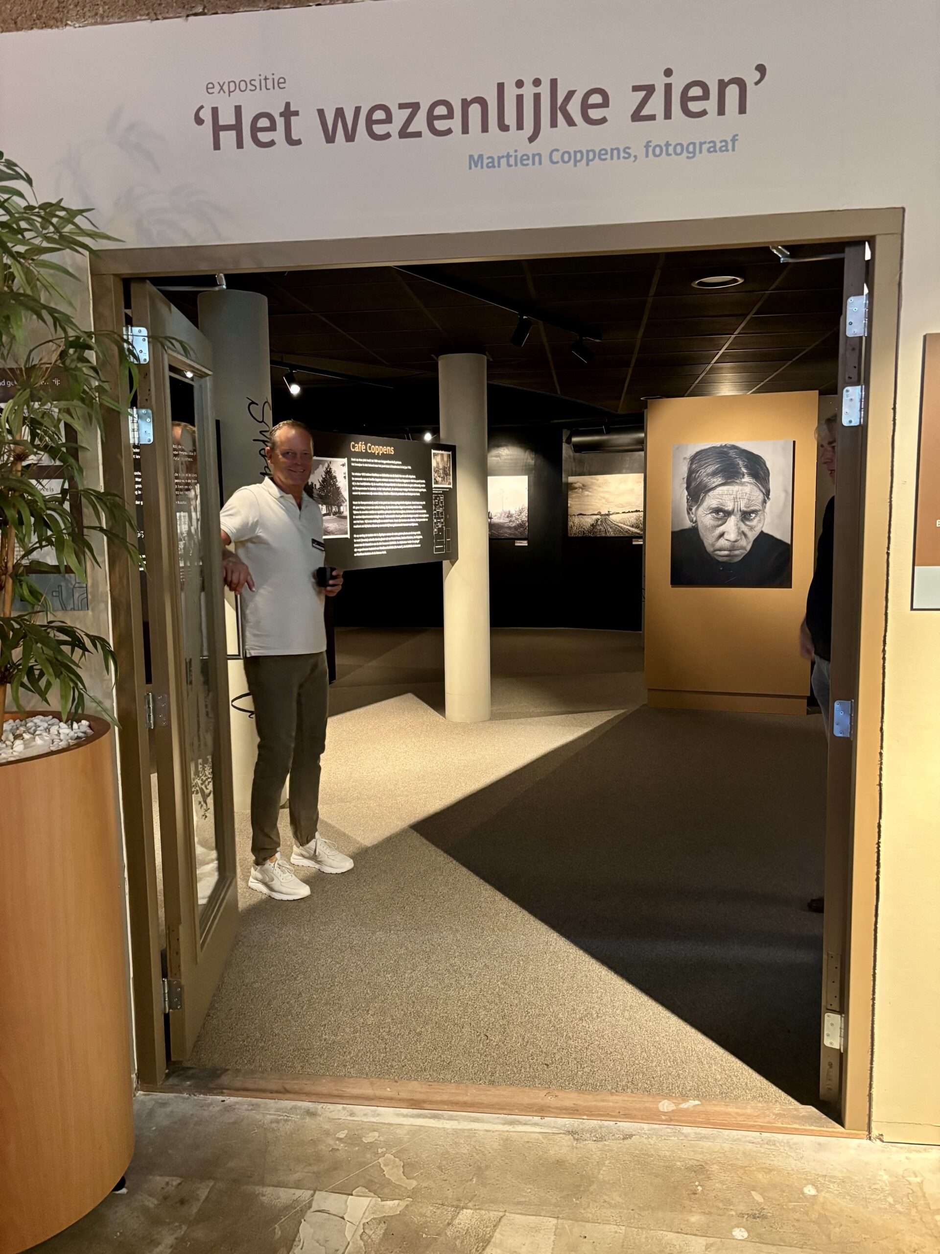 Met een warm welkom en openslaande deuren worden de gasten ontvangen in het nieuwe (pop-up) museum gewijd aan fotograaf Martien Coppens.